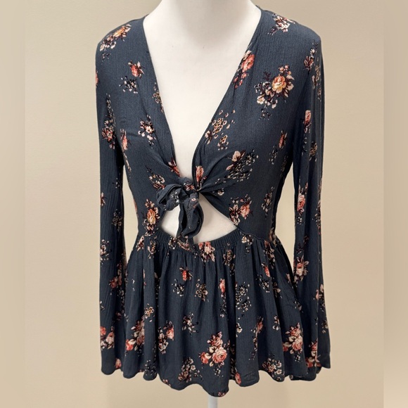 American Eagle 100% Viscose Floral Tie-Front Cutout Blouse Size M - Picture 6 of 9